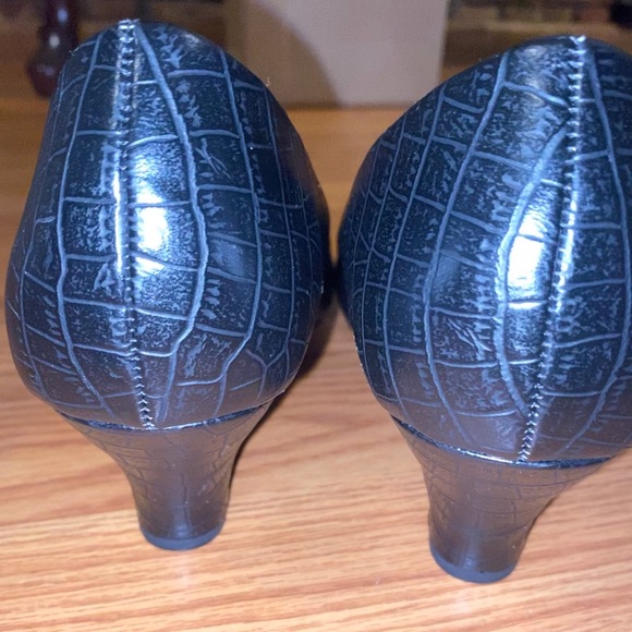 Easy Street Women’s Black leather pumps - Picture 5 of 6